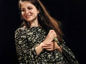 Artista Lise Martin, invitată de Alianța Franceză din Suceava la o nouă întâlnire online dedicată promovării cântecului francez