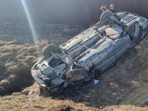 Doi minori și un adult au fost răniți după un accident cu două mașini