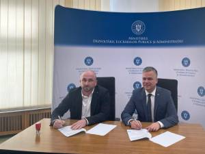 Primarul din Broșteni a semnat contractul prin care orașul va primi aproape 3 milioane de euro