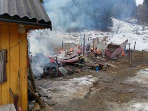 O femeie în vârstă de 66 de ani a sfârșit tragic, luni, în comuna Brodina, după un incendiu izbucnit în locuință