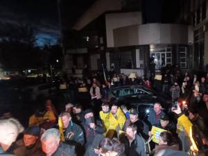 Membrii AUR au aprins lumânări în fața PSD Suceava