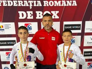 Antrenorul Andu Vornicu incadrat de cei doi tineri campioni