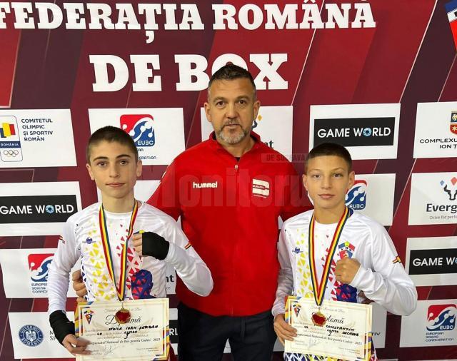 Antrenorul Andu Vornicu, încadrat de cei doi tineri campioni