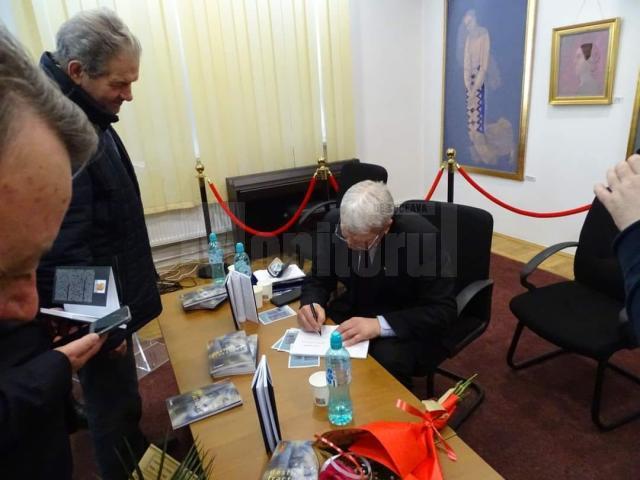 Volumul „Destine fracturate”, semnat de scriitorul câmpulungean Vasile Aioanei, a fost lansat la Biblioteca Bucovinei