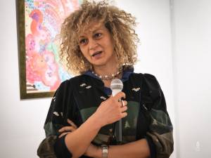 Expoziția de artă plastică semnată de artista Raluca Nicolaescu mai poate fi vizitată până pe 18 februarie, la Muzeul Arta Lemnului