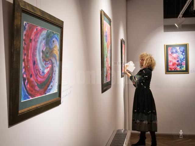 Expoziția de artă plastică semnată de artista Raluca Nicolaescu mai poate fi vizitată până pe 18 februarie, la Muzeul Arta Lemnului