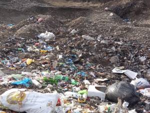 Amendă maximă pentru primarul din Bilca pentru că într-o zonă din comună se aruncă frecvent gunoaie