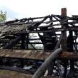 Casă distrusă în totalitate într-un puternic incendiu