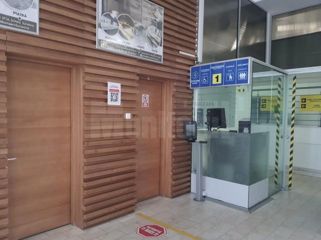 Imagini de pe care poate fi scanat un cod QR sunt postate în mai multe zone ale aeroportului