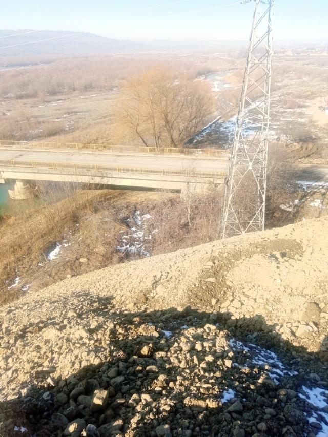Balast depozitat ilegal pe malul râului Moldova