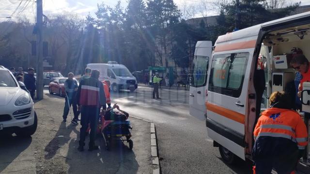 Un biciclist a lovit o mamă și doi copii pe o trecere de pietoni