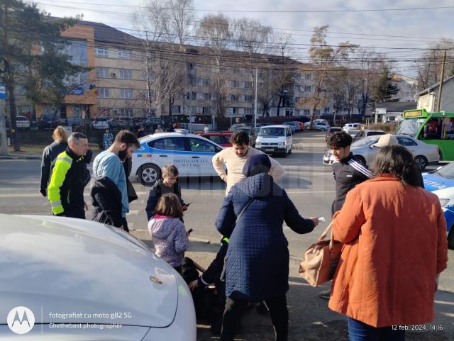 Un biciclist a lovit o mamă și doi copii pe o trecere de pietoni