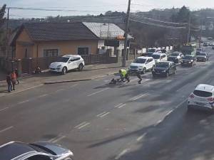 Un biciclist a lovit o mamă și doi copii pe o trecere de pietoni