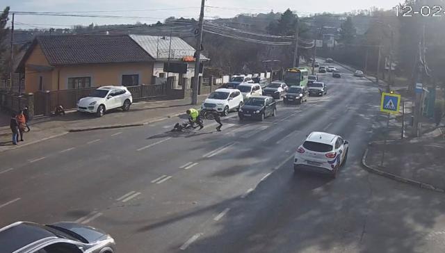 Băut, Dorin Aelenei a lovit cu bicicleta o mamă și doi copii pe trecerea de pietoni de la Grup Școlar