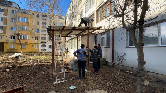 Războiul cu bascheții și improvizațiile dintre blocuri, reluat la Suceava, din cartierul George Enescu