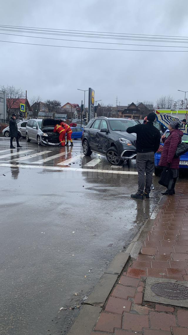 Accident cu trei mașini implicate în intersecția din fața Lidl Burdujeni