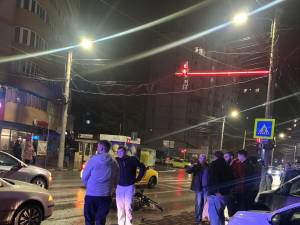 Un șofer neatent la trafic a intrat cu mașina în motocicleta din fața sa, care oprise la un semafor de pe bulevardul George Enescu din Suceava