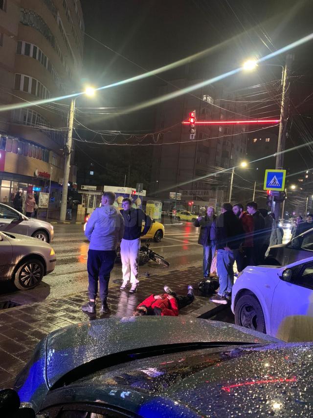 Un șofer neatent la trafic a intrat cu mașina în motocicleta din fața sa, care oprise la un semafor de pe bulevardul George Enescu din Suceava