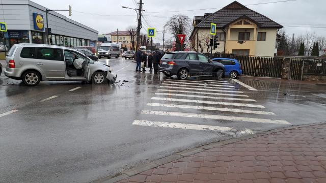 Accident cu trei mașini implicate, în intersecția din fața Lidl Burdujeni