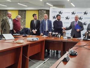 La semnarea contractului au participat reprezentanți ai celor nouă localități  din ZUF Suceava care vor beneficia de transport public cu autobuze electrice