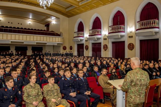 General locotenent Ciprian Marin, in vizita la Campulung  Foto: Laurențiu Sbiera