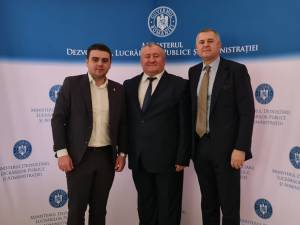 Deputații PSD Gheorghe Șoldan și Eugen Bejinariu alături de primarul din Cornu Luncii, Gheorghe Fron