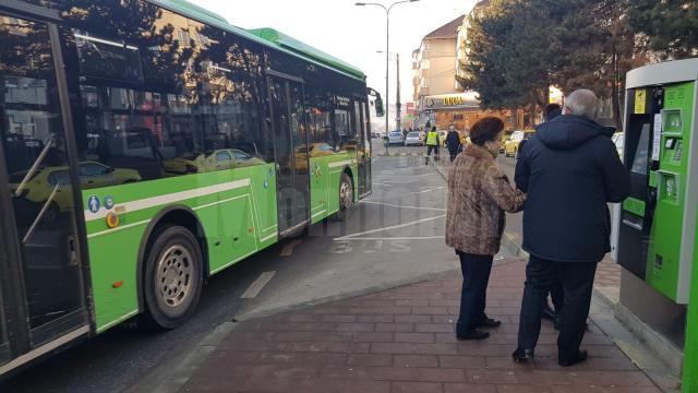 Autobuz TPL in statie cu automat de E-Ticketing