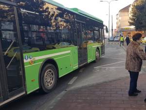 Autobuz TPL în stație cu automat de E-Ticketing