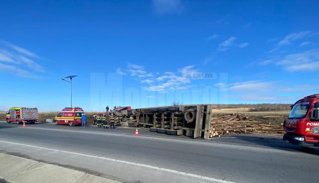 Tir încărcat cu lemne, răsturnat pe șoseaua de centură, spre Pătrăuți