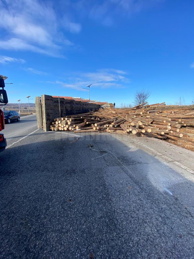 Tir încărcat cu lemne, răsturnat pe șoseaua de centură, spre Pătrăuți