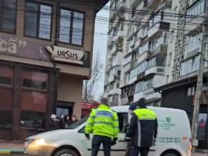 Echipajele de poliție au blocat autoturismul furat în fața Primăriei Suceava