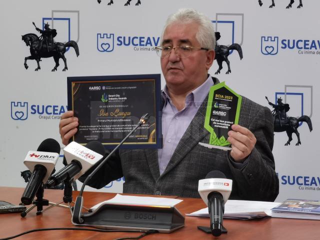 Diploma și trofeul obținute la Gala Premiilor Asociației Române de Smart City, pentru proiectul de transport electric în municipiul Suceava