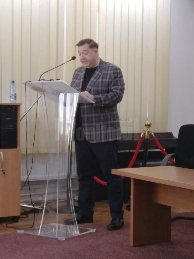 Elevi, profesori, scriitori, prezenți la conferința „A gândi continuu și a răsgândi discontinuu lumea...”, dedicată lui Geo Bogza