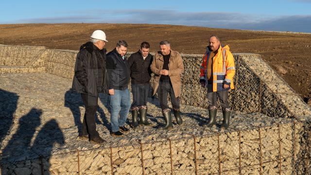 Ministrul agriculturii, Florin Barbu, și deputatul Gheorghe Șoldan au inspectat lucrările pentru stabilizarea terenului din apropierea aeroportului Suceava