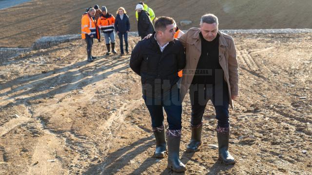 Ministrul agriculturii, Florin Barbu, și deputatul Gheorghe Șoldan au inspectat lucrările pentru stabilizarea terenului din apropierea aeroportului Suceava