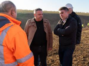 Ministrul agriculturii, Florin Barbu, și deputatul Gheorghe Șoldan au inspectat lucrările pentru stabilizarea terenului din apropierea aeroportului Suceava