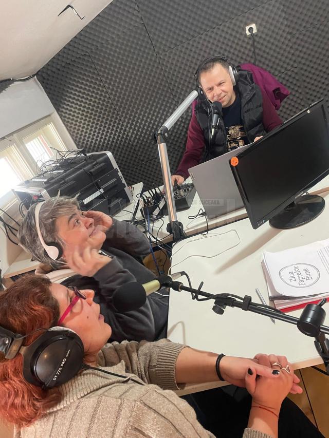 Ana Maria, Vasilica şi instructorul Lucian Afilipoaie, la stația de radio de la Sasca Mică