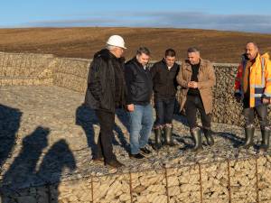 Ministrul Agriculturii Florin Barbu și deputatul Gheorghe Șoldan au inspectat lucrările pentru stabilizarea terenului din apropierea Aeroportului Suceava