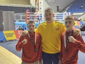 Antrenorul Andu Vornicu alături de cei doi pugiliști medaliați la Dracula Open