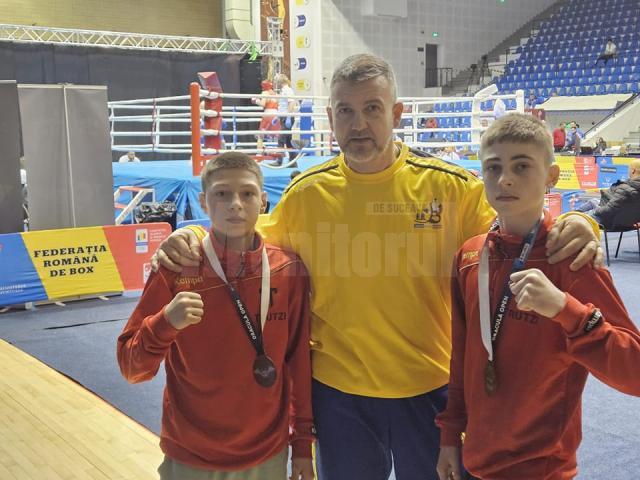 Antrenorul Andu Vornicu alături de cei doi pugiliști medaliați la Dracula Open