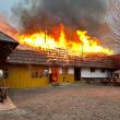 Trei gospodării, afectate de un puternic incendiu