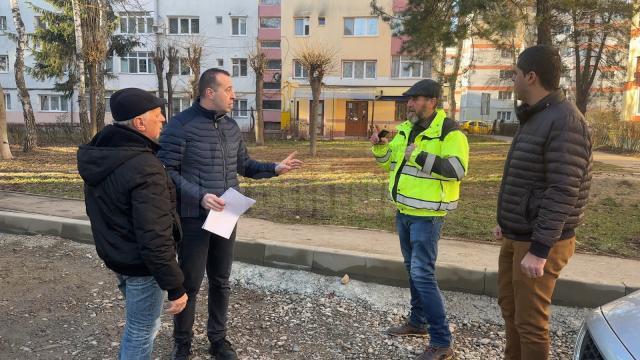 Aflat în inspecție în teren, viceprimarul Lucian Harșovschi a solicitat constructorului să nu mai abandoneze lucrările, ca anul trecut, ci să lucreze din plin. cât vremea le permite