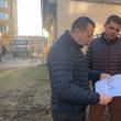 Aflat în inspecție în teren, viceprimarul Lucian Harșovschi a solicitat constructorului să nu mai abandoneze lucrările, ca anul trecut, ci să lucreze din plin. cât vremea le permite