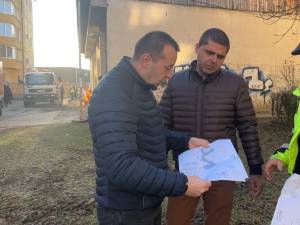 Aflat în inspecție în teren, viceprimarul Lucian Harșovschi a solicitat constructorului să nu mai abandoneze lucrările, ca anul trecut, ci să lucreze din plin. cât vremea le permite