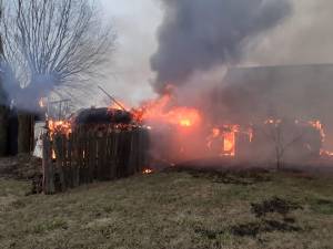 Trei gospodării au fost afectate de un puternic incendiu