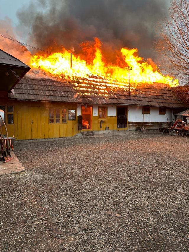 Trei gospodării au fost afectate de un puternic incendiu