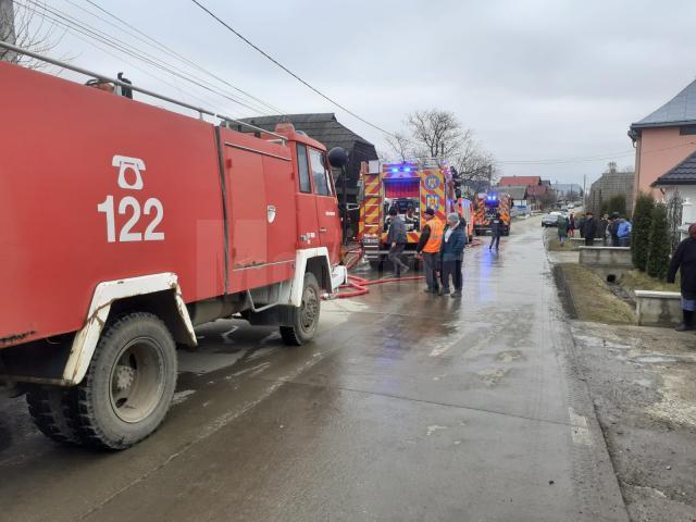 Trei gospodării au fost afectate de un puternic incendiu