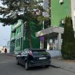 Un autoturism parcat neregulamentar a dat peste cap traficul pe str. Universităţii, la intrarea în parcarea Kaufland