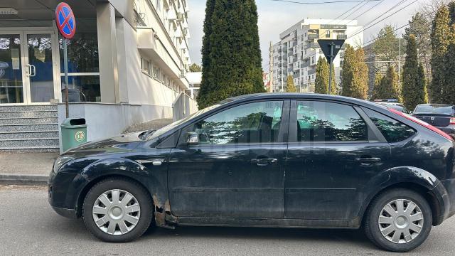 Un autoturism parcat neregulamentar a dat peste cap traficul pe str. Universităţii, la intrarea în parcarea Kaufland