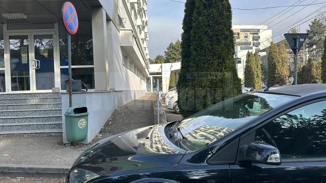 Un autoturism parcat neregulamentar a dat peste cap traficul pe str. Universităţii, la intrarea în parcarea Kaufland